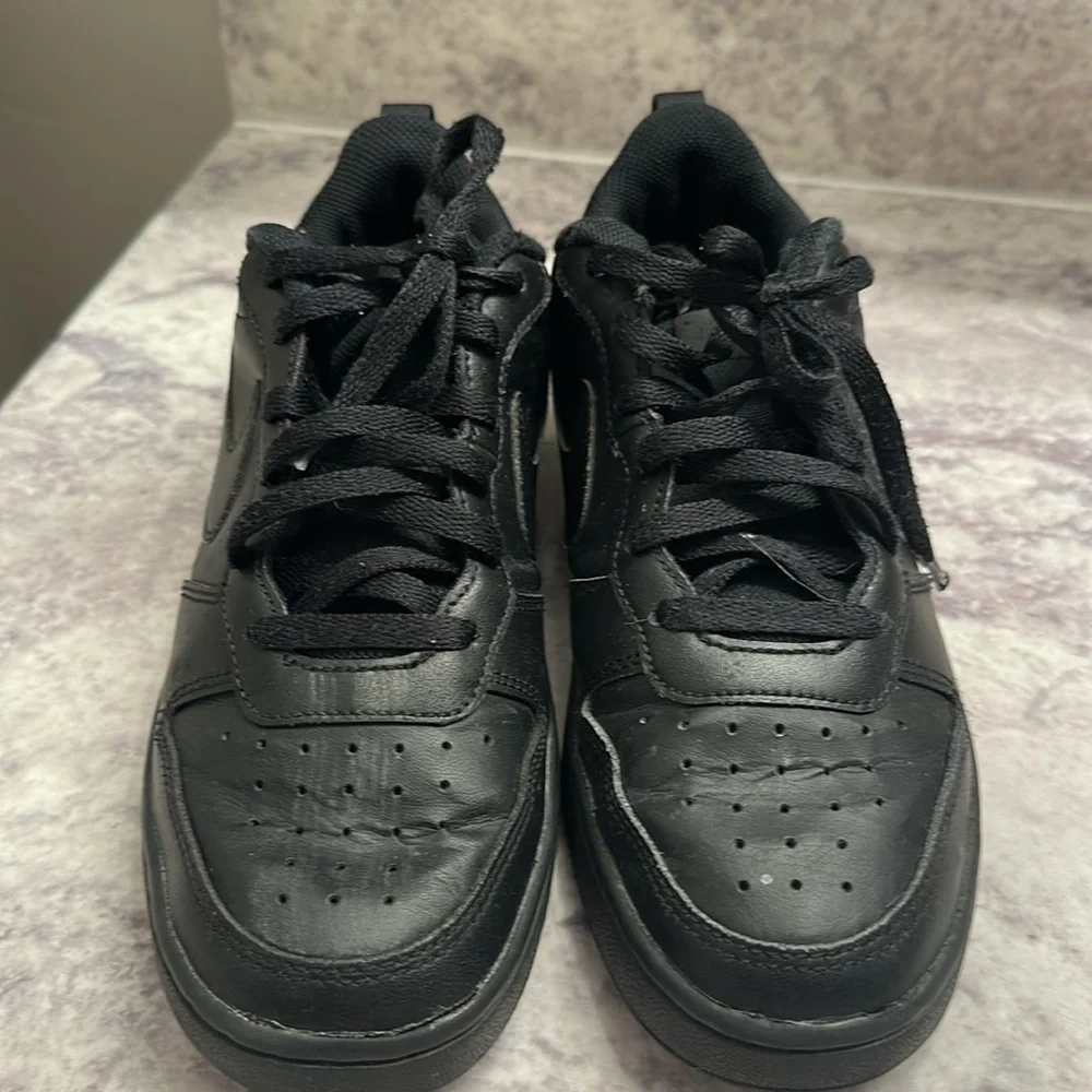 Nike court borough all black size 7Y BQ5448-001